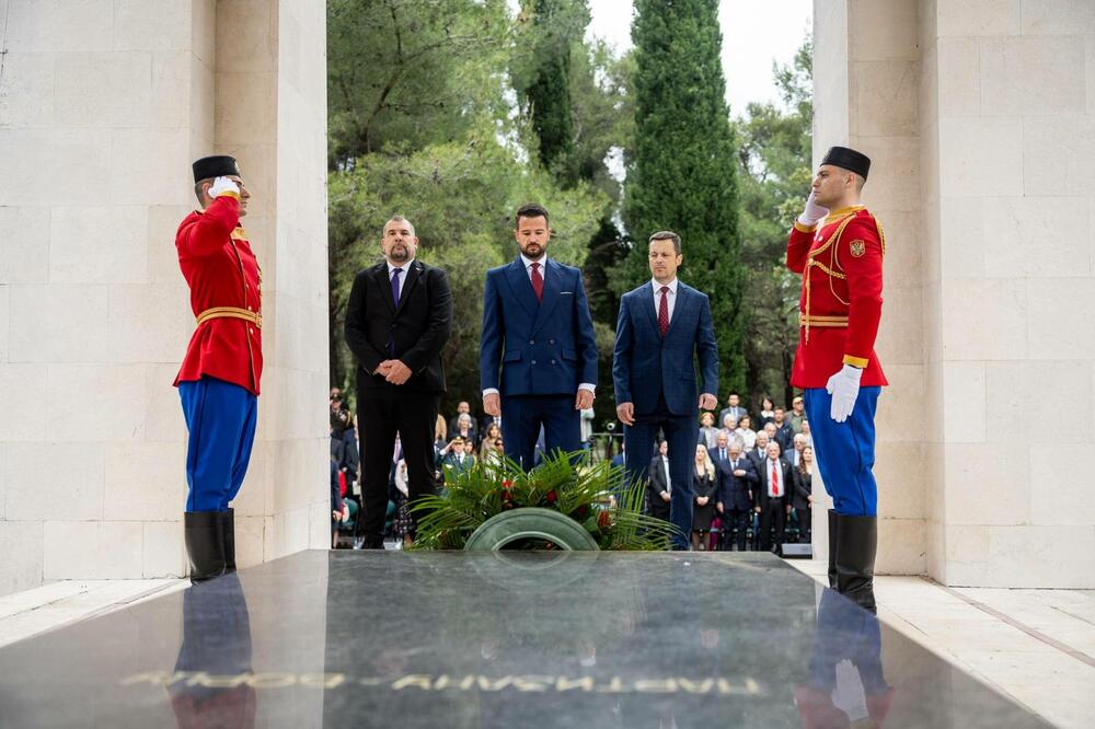 <p>&bdquo;Danas, kada živimo u miru, naša je dužnost da se sjećamo. Ne samo da bismo odali počast, već da bismo razumjeli da fašizam nije samo prošlost, već i opomena. Opomena šta se dešava kada mržnja nadvlada razum i kada se zaboravi vrijednost čovjeka. Zato, Dan pobjede nije samo dan istorije, već i dan savjesti"</p>