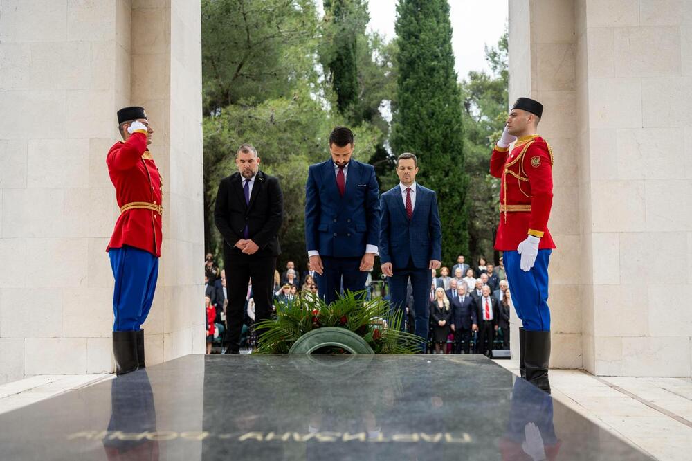 <p>&bdquo;Danas, kada živimo u miru, naša je dužnost da se sjećamo. Ne samo da bismo odali počast, već da bismo razumjeli da fašizam nije samo prošlost, već i opomena. Opomena šta se dešava kada mržnja nadvlada razum i kada se zaboravi vrijednost čovjeka. Zato, Dan pobjede nije samo dan istorije, već i dan savjesti"</p>