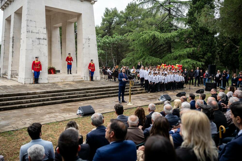 <p>&bdquo;Danas, kada živimo u miru, naša je dužnost da se sjećamo. Ne samo da bismo odali počast, već da bismo razumjeli da fašizam nije samo prošlost, već i opomena. Opomena šta se dešava kada mržnja nadvlada razum i kada se zaboravi vrijednost čovjeka. Zato, Dan pobjede nije samo dan istorije, već i dan savjesti"</p>