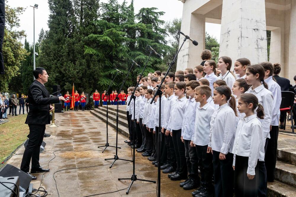 <p>&bdquo;Danas, kada živimo u miru, naša je dužnost da se sjećamo. Ne samo da bismo odali počast, već da bismo razumjeli da fašizam nije samo prošlost, već i opomena. Opomena šta se dešava kada mržnja nadvlada razum i kada se zaboravi vrijednost čovjeka. Zato, Dan pobjede nije samo dan istorije, već i dan savjesti"</p>