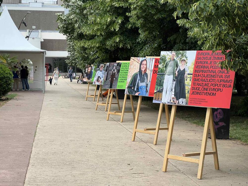 <p>Tokom događaja, posjetioci su mogli da preuzmu besplatne primjerke dnevnih novina, kao i relaks sveske za odrasle i posebne puzle pod nazivom "Provjerene informacije povezuju građane Evrope", osmišljene kao simbol povezanosti evropskih vrijednosti, medijske pismenosti i odgovornog informisanja</p>