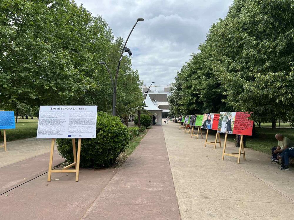 <p>Tokom događaja, posjetioci su mogli da preuzmu besplatne primjerke dnevnih novina, kao i relaks sveske za odrasle i posebne puzle pod nazivom "Provjerene informacije povezuju građane Evrope", osmišljene kao simbol povezanosti evropskih vrijednosti, medijske pismenosti i odgovornog informisanja</p>