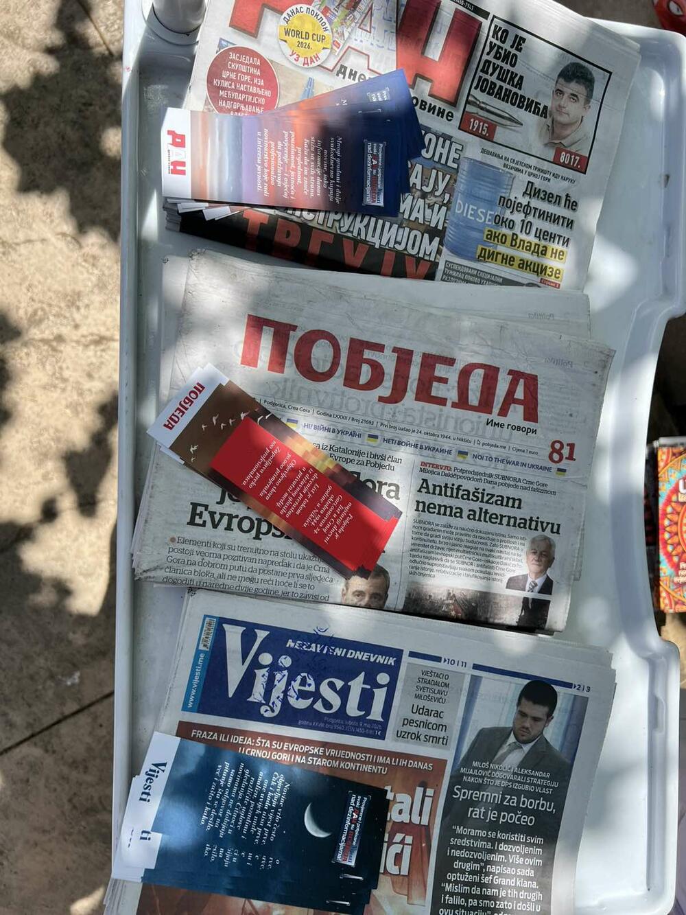 <p>Tokom događaja, posjetioci su mogli da preuzmu besplatne primjerke dnevnih novina, kao i relaks sveske za odrasle i posebne puzle pod nazivom "Provjerene informacije povezuju građane Evrope", osmišljene kao simbol povezanosti evropskih vrijednosti, medijske pismenosti i odgovornog informisanja</p>