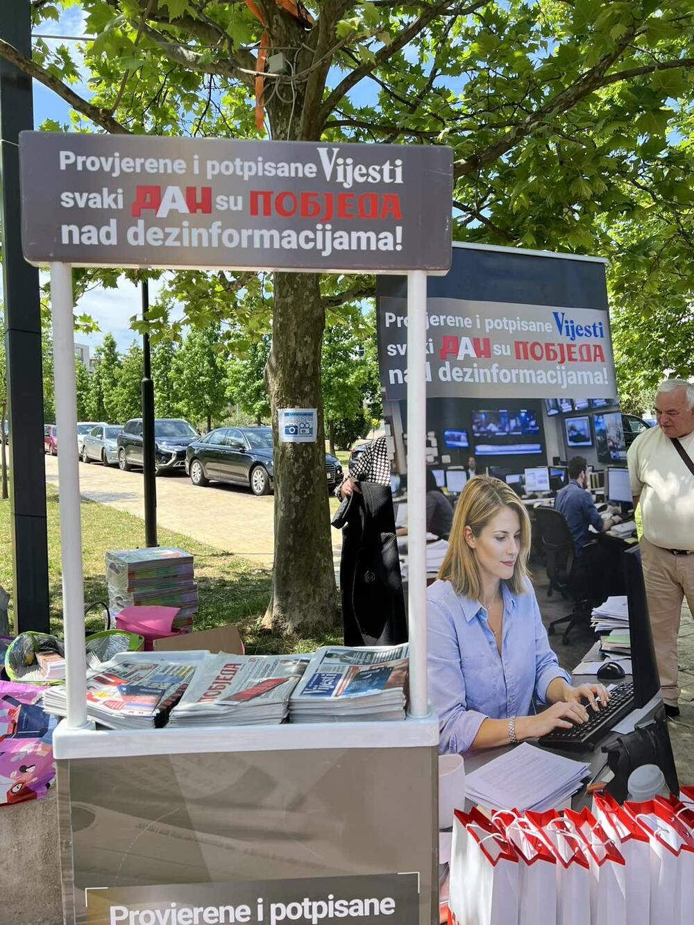 <p>Tokom događaja, posjetioci su mogli da preuzmu besplatne primjerke dnevnih novina, kao i relaks sveske za odrasle i posebne puzle pod nazivom "Provjerene informacije povezuju građane Evrope", osmišljene kao simbol povezanosti evropskih vrijednosti, medijske pismenosti i odgovornog informisanja</p>