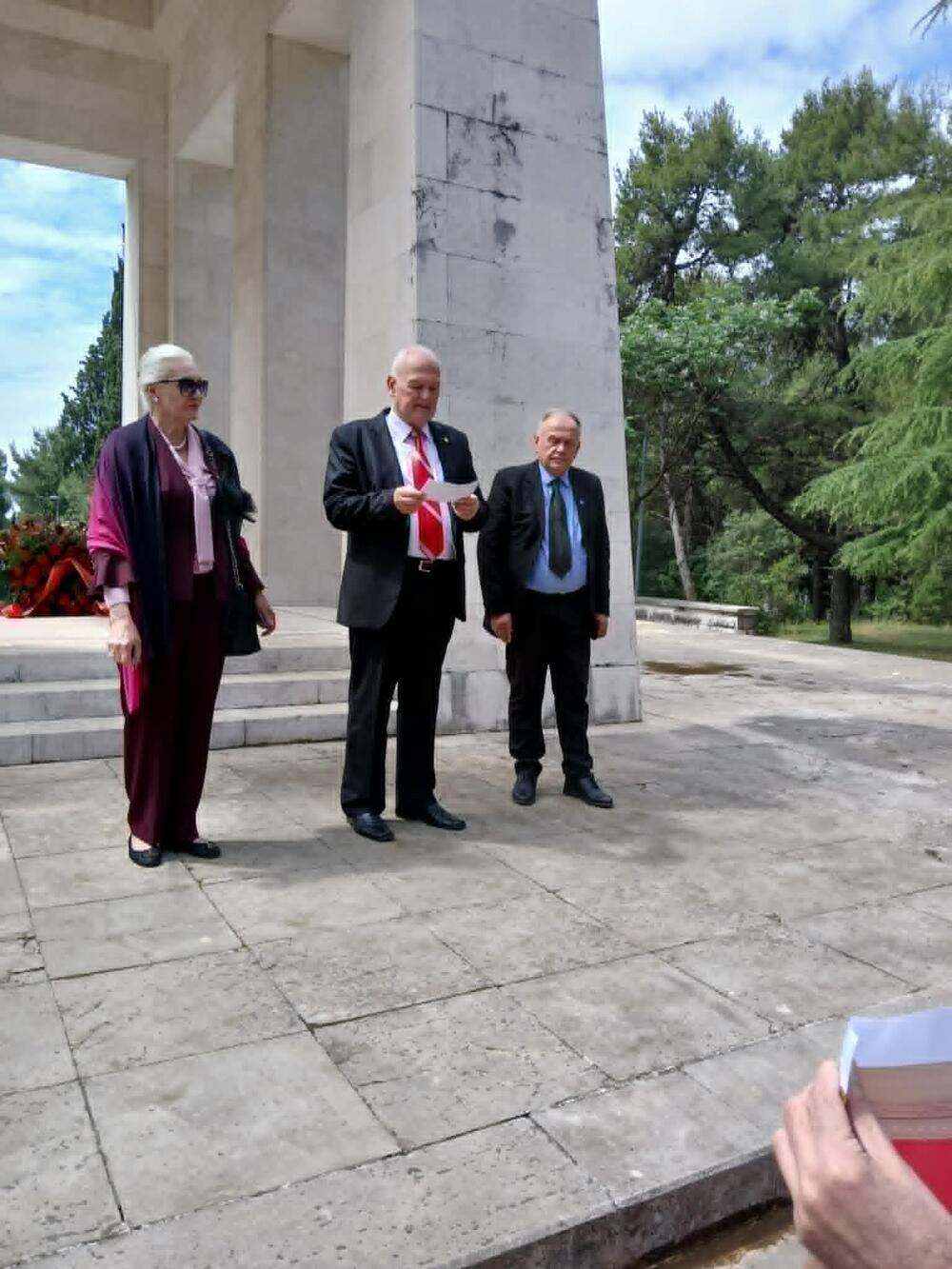 <p>"Deveti maj je simbol herojstva i jedinstva naroda koji su odbranili svijet od fašizma i dan kada se s posebnim pijetetom sjećamo svih onih koji su za odbranu čovječanstva i elementarnih civilizacijskih vrijednosti dali svoje živote", rekao je Radojević</p>