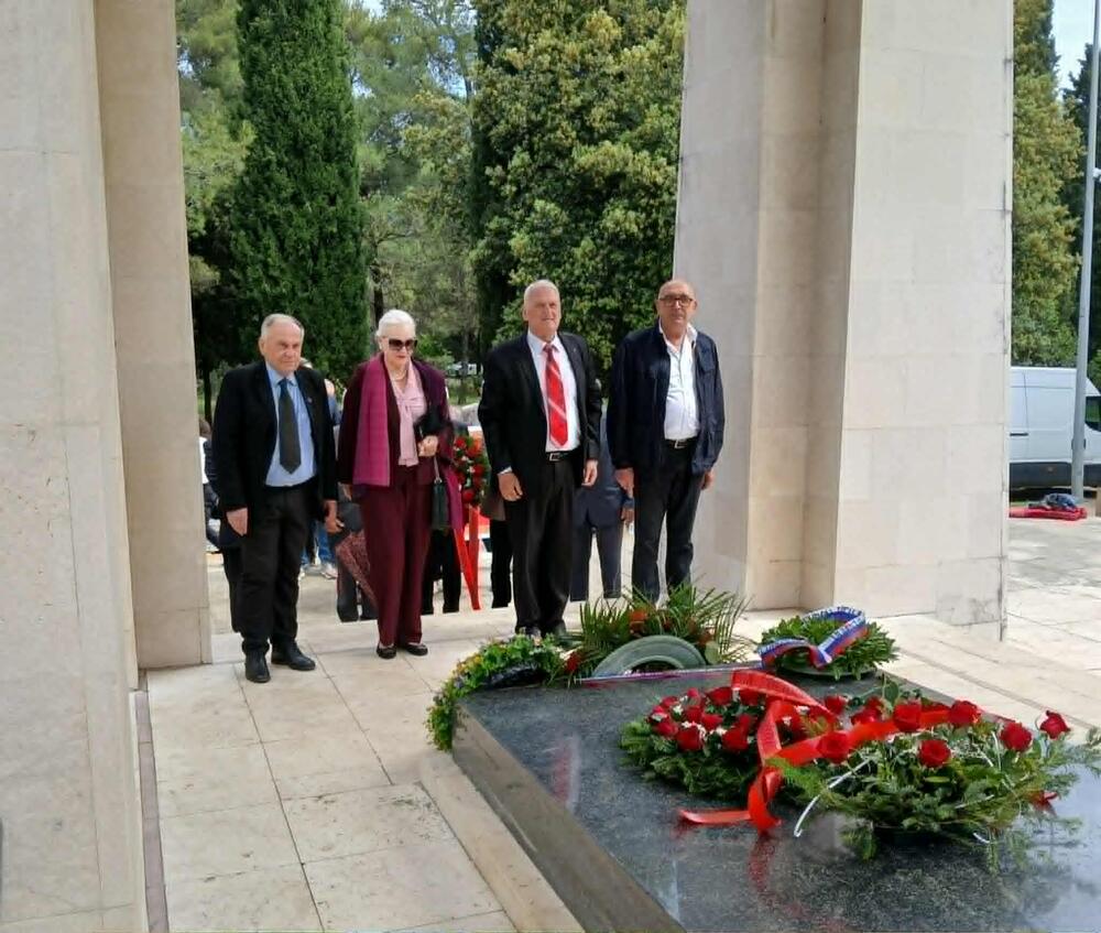 <p>"Deveti maj je simbol herojstva i jedinstva naroda koji su odbranili svijet od fašizma i dan kada se s posebnim pijetetom sjećamo svih onih koji su za odbranu čovječanstva i elementarnih civilizacijskih vrijednosti dali svoje živote", rekao je Radojević</p>