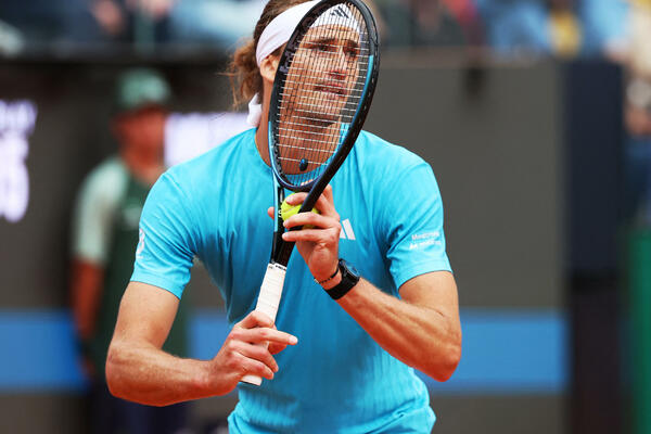 Zverev overtakes Bloks to reach the round of 16 in Rome
