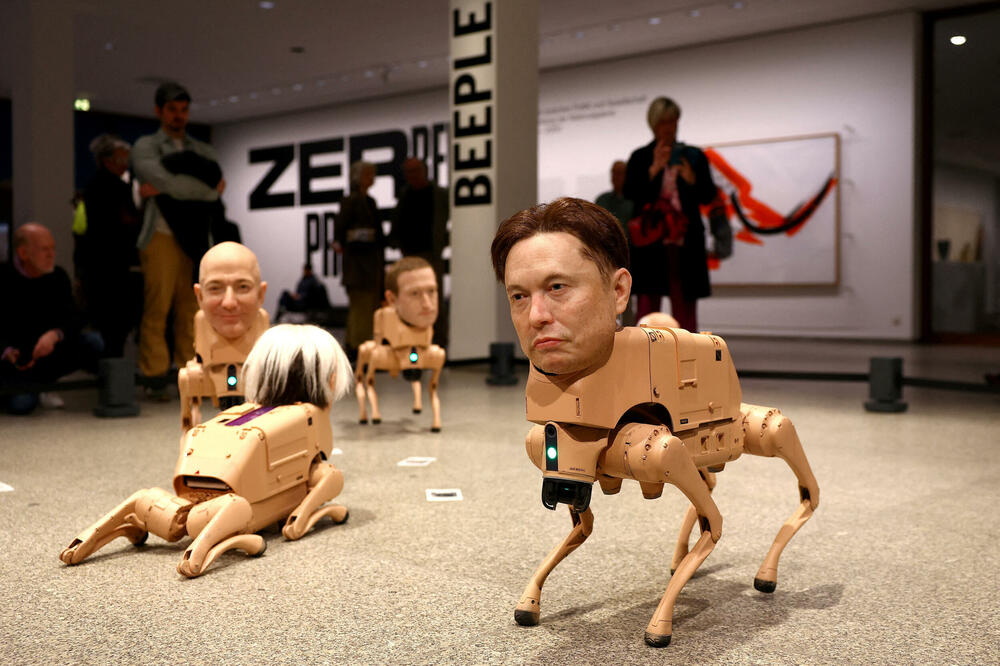 Psi roboti sa glavama tehnoloških lidera u interaktivnoj instalaciji umjetnika Bipla u Berlinu, Foto: Rojters
