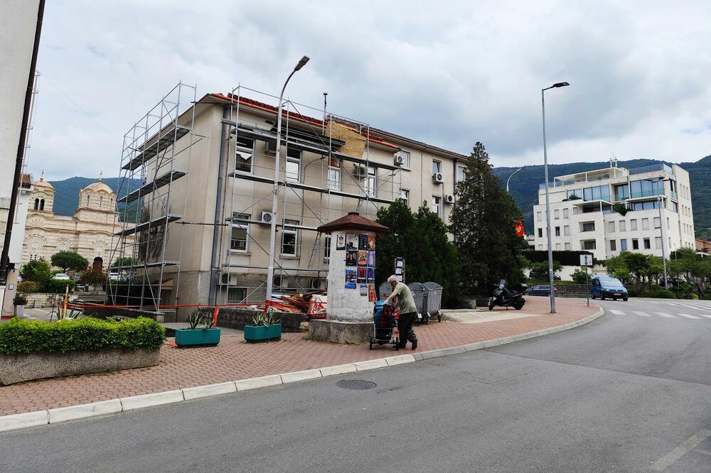 Detalj tokom radova na sanaciji dijela krova i fasade na staroj zgradi Opštine Tivat, Foto: Siniša Luković