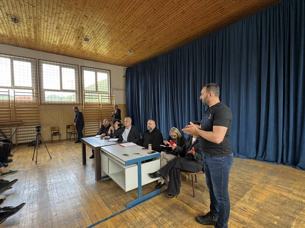<p>Koordinator za ekologiju MZ Zaton Duško Dangubić je kazao da se radi o modernoj fabrici zatvorenog tipa koja neće uništiti životnu sredinu, a koja će otvoriti nova radna mjesta</p>  <p>Mujo Vreva iz Pašića Polja, koji je i direktor opštinske Uprave za logistiku, zaštitu i održavanje, je naveo da, iako se ta lokacija planira zbog prednosti poput "saobraćajna dostupnost" i "postojeća komunalna infrastruktura", nije prihvatljiva iz više razloga</p>