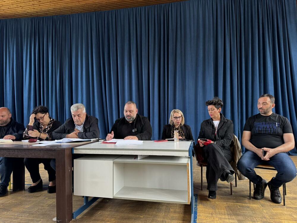 <p>Koordinator za ekologiju MZ Zaton Duško Dangubić je kazao da se radi o modernoj fabrici zatvorenog tipa koja neće uništiti životnu sredinu, a koja će otvoriti nova radna mjesta</p>  <p>Mujo Vreva iz Pašića Polja, koji je i direktor opštinske Uprave za logistiku, zaštitu i održavanje, je naveo da, iako se ta lokacija planira zbog prednosti poput "saobraćajna dostupnost" i "postojeća komunalna infrastruktura", nije prihvatljiva iz više razloga</p>