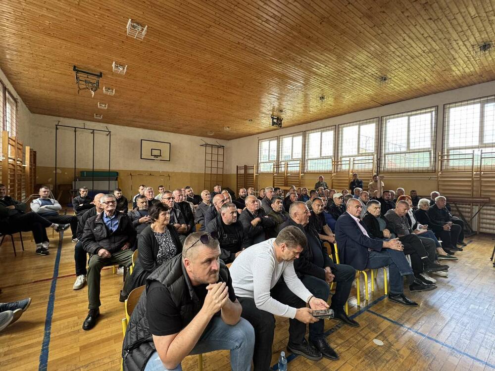 <p>Koordinator za ekologiju MZ Zaton Duško Dangubić je kazao da se radi o modernoj fabrici zatvorenog tipa koja neće uništiti životnu sredinu, a koja će otvoriti nova radna mjesta</p>  <p>Mujo Vreva iz Pašića Polja, koji je i direktor opštinske Uprave za logistiku, zaštitu i održavanje, je naveo da, iako se ta lokacija planira zbog prednosti poput "saobraćajna dostupnost" i "postojeća komunalna infrastruktura", nije prihvatljiva iz više razloga</p>