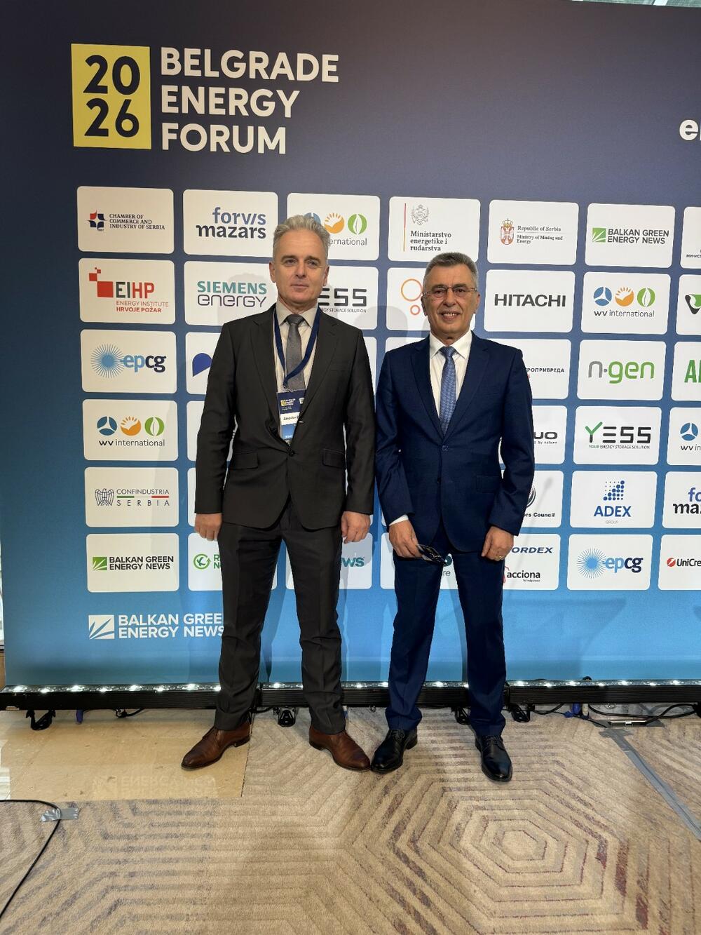 <p>&bdquo;Zeleni izvori energije, osim hidroenergije, teško mogu ostvariti puni potencijal bez snažnog razvoja baterijskih sistema. CBAM ne treba posmatrati kao opterećenje, već kao veliku razvojnu šansu, dok proizvodnja električne energije mora ostati pod kontrolom države kao strateška grana privrede&ldquo;, kazao je predsjednik Odbora direktora EPCG Milutin Đukanović</p>