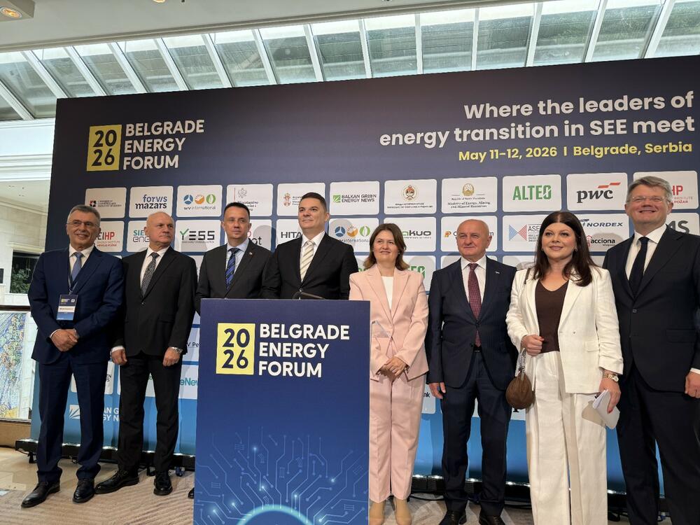 <p>&bdquo;Zeleni izvori energije, osim hidroenergije, teško mogu ostvariti puni potencijal bez snažnog razvoja baterijskih sistema. CBAM ne treba posmatrati kao opterećenje, već kao veliku razvojnu šansu, dok proizvodnja električne energije mora ostati pod kontrolom države kao strateška grana privrede&ldquo;, kazao je predsjednik Odbora direktora EPCG Milutin Đukanović</p>