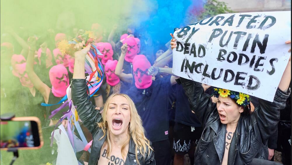 <p>Uprkos pozivu na smirenost, eksplozivna mješavina politike i protesta obilježila je sedmicu pregleda postavki u paviljonima - šta ne smijete propustiti na Venecijanskom bijenalu 2026.</p>