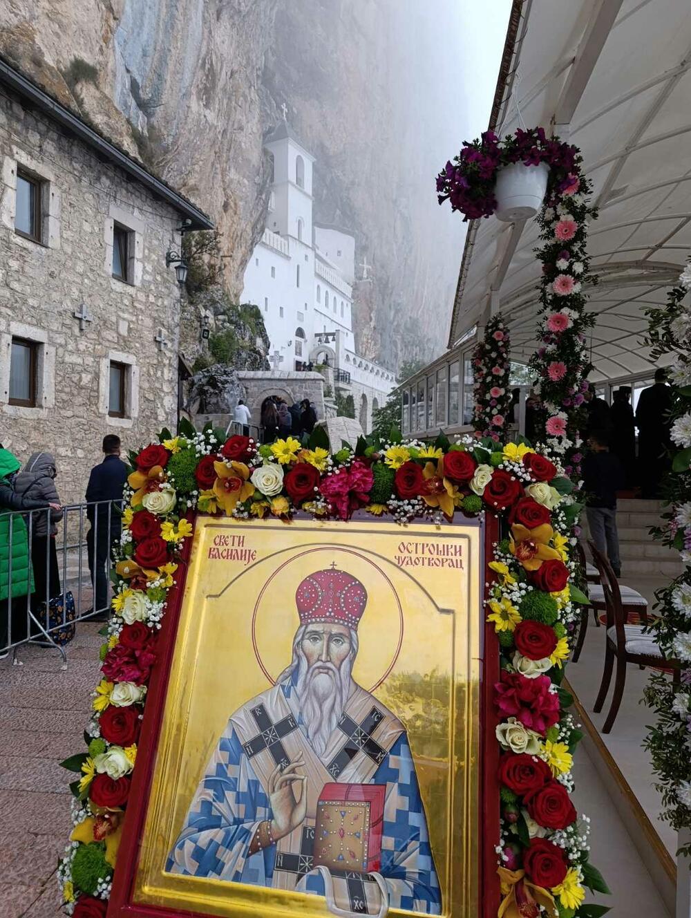 <p>Liturgiju služe Arhiepiskop cetinjski i mitropolit crnogorsko-primorski Joanikije, Arhiepsikop Jašija i mitropolit Moldavski iz Rumunije Teofan i još petorica vladika Srpske pravoslavne crkve (SPC)</p>