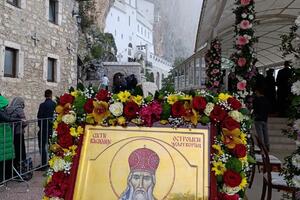 Hiljade vjernika u Ostrogu na liturgiji povodom Svetog Vasilija,...