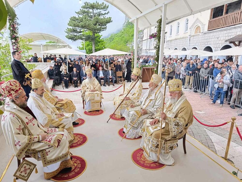 <p>Liturgiju služe Arhiepiskop cetinjski i mitropolit crnogorsko-primorski Joanikije, Arhiepsikop Jašija i mitropolit Moldavski iz Rumunije Teofan i još petorica vladika Srpske pravoslavne crkve (SPC)</p>