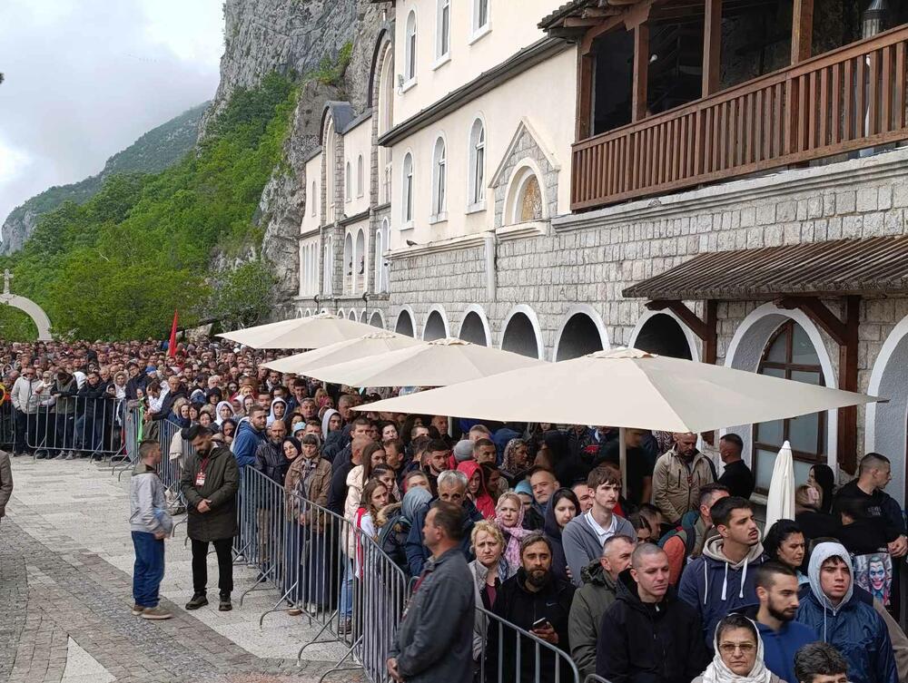 <p>Liturgiju služe Arhiepiskop cetinjski i mitropolit crnogorsko-primorski Joanikije, Arhiepsikop Jašija i mitropolit Moldavski iz Rumunije Teofan i još petorica vladika Srpske pravoslavne crkve (SPC)</p>