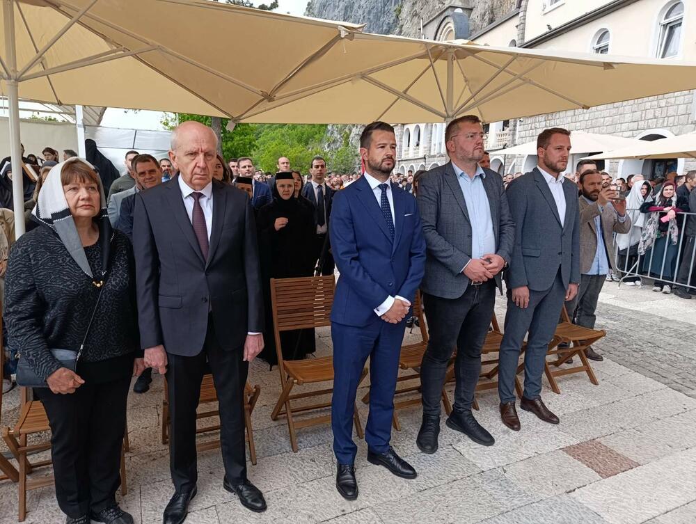 <p>Liturgiju služe Arhiepiskop cetinjski i mitropolit crnogorsko-primorski Joanikije, Arhiepsikop Jašija i mitropolit Moldavski iz Rumunije Teofan i još petorica vladika Srpske pravoslavne crkve (SPC)</p>
