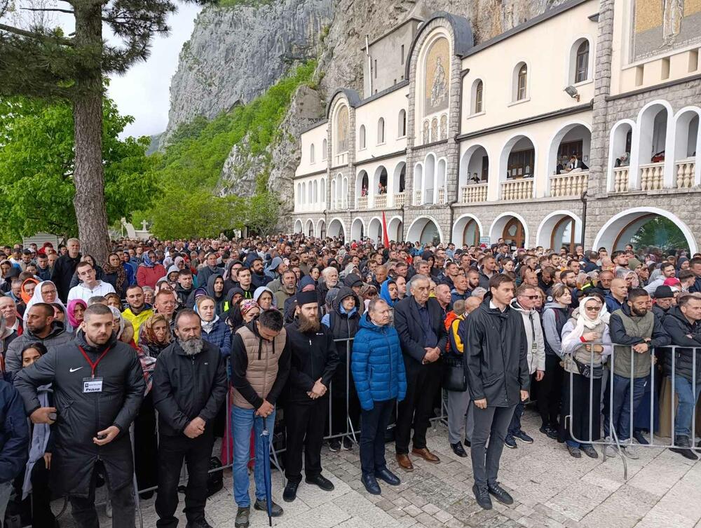 <p>Liturgiju služe Arhiepiskop cetinjski i mitropolit crnogorsko-primorski Joanikije, Arhiepsikop Jašija i mitropolit Moldavski iz Rumunije Teofan i još petorica vladika Srpske pravoslavne crkve (SPC)</p>