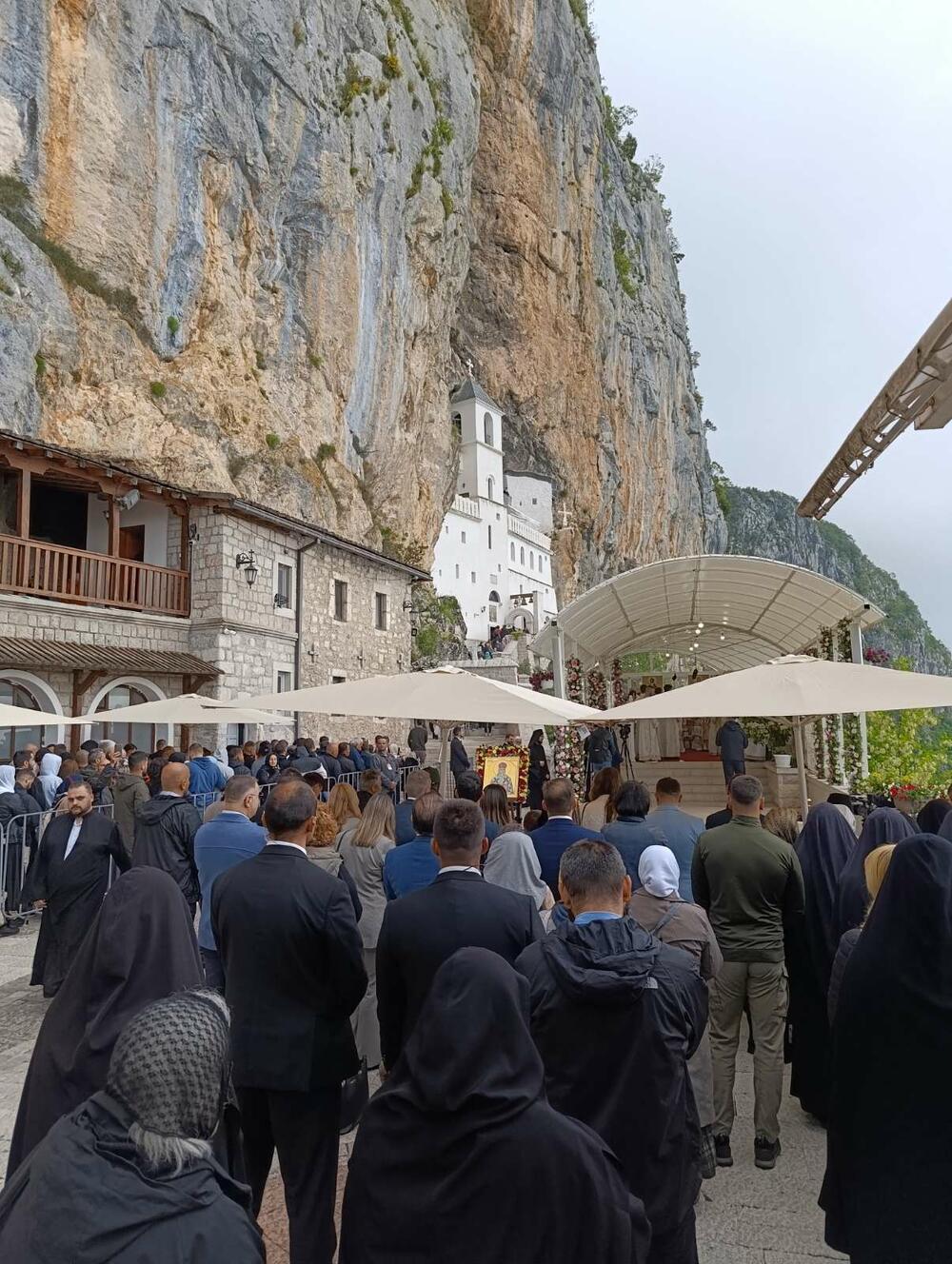 <p>Liturgiju služe Arhiepiskop cetinjski i mitropolit crnogorsko-primorski Joanikije, Arhiepsikop Jašija i mitropolit Moldavski iz Rumunije Teofan i još petorica vladika Srpske pravoslavne crkve (SPC)</p>