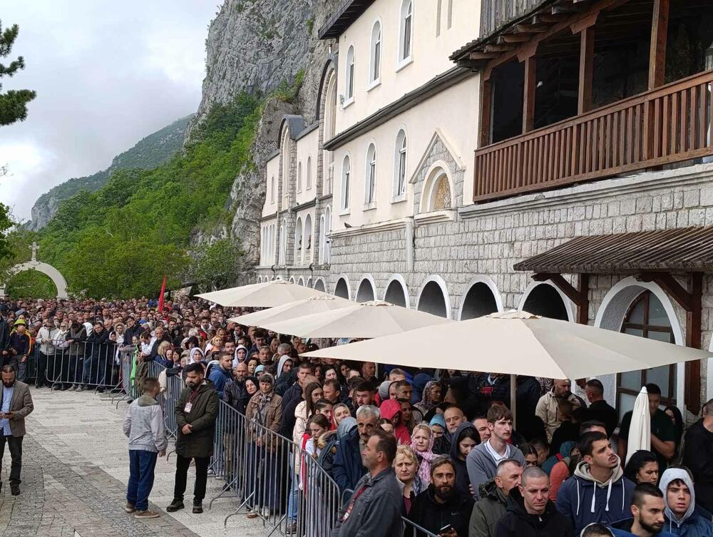 <p>Liturgiju služe Arhiepiskop cetinjski i mitropolit crnogorsko-primorski Joanikije, Arhiepsikop Jašija i mitropolit Moldavski iz Rumunije Teofan i još petorica vladika Srpske pravoslavne crkve (SPC)</p>