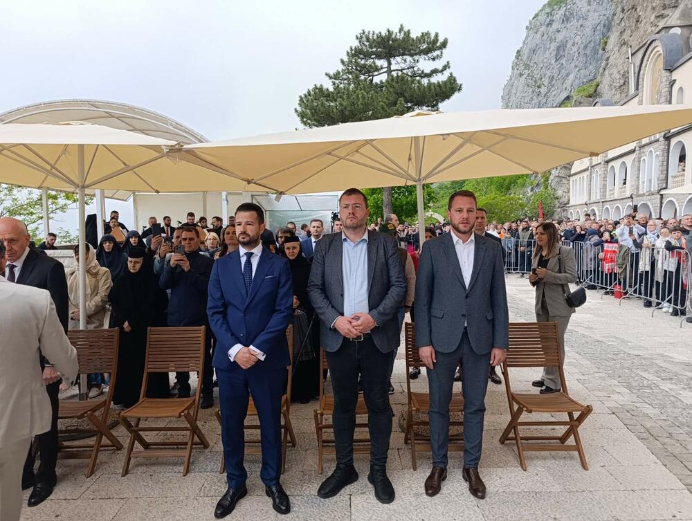 <p>Liturgiju služe Arhiepiskop cetinjski i mitropolit crnogorsko-primorski Joanikije, Arhiepsikop Jašija i mitropolit Moldavski iz Rumunije Teofan i još petorica vladika Srpske pravoslavne crkve (SPC)</p>