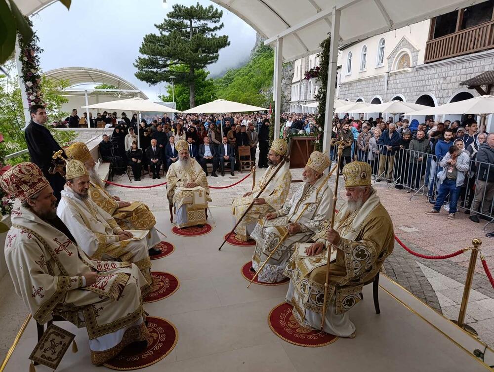 <p>Liturgiju služe Arhiepiskop cetinjski i mitropolit crnogorsko-primorski Joanikije, Arhiepsikop Jašija i mitropolit Moldavski iz Rumunije Teofan i još petorica vladika Srpske pravoslavne crkve (SPC)</p>