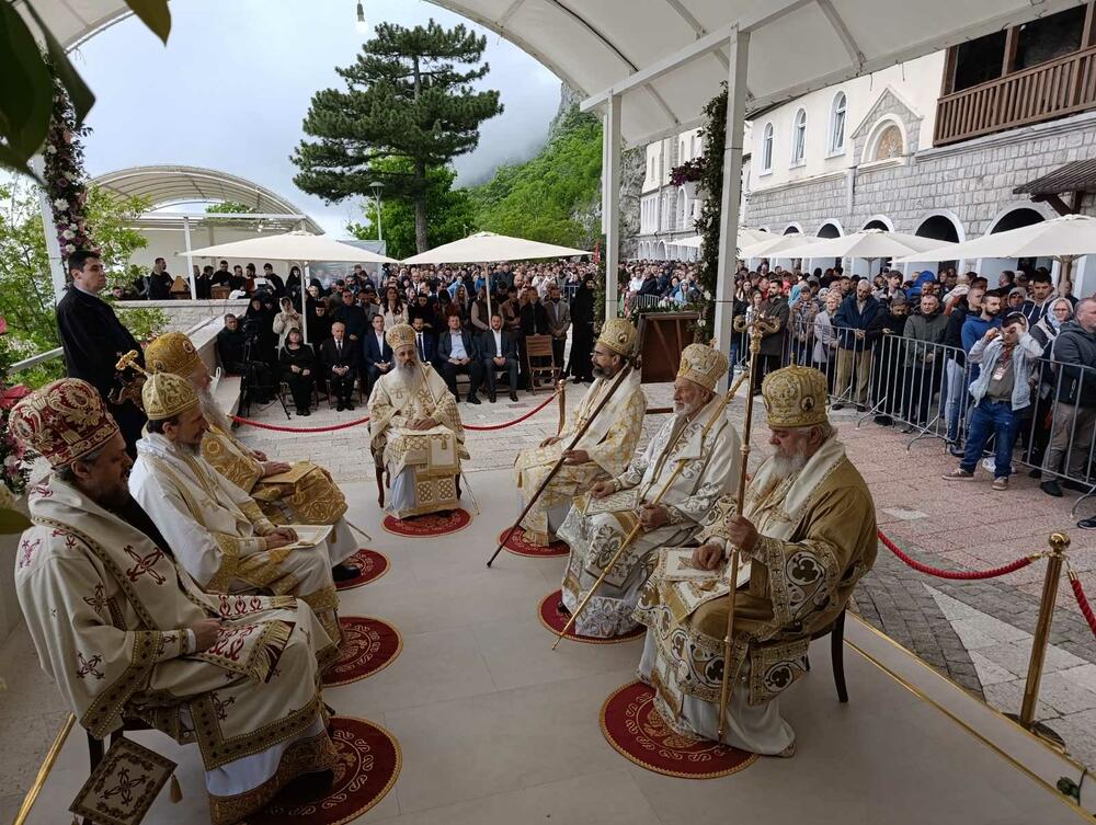 <p>Liturgiju služe Arhiepiskop cetinjski i mitropolit crnogorsko-primorski Joanikije, Arhiepsikop Jašija i mitropolit Moldavski iz Rumunije Teofan i još petorica vladika Srpske pravoslavne crkve (SPC)</p>