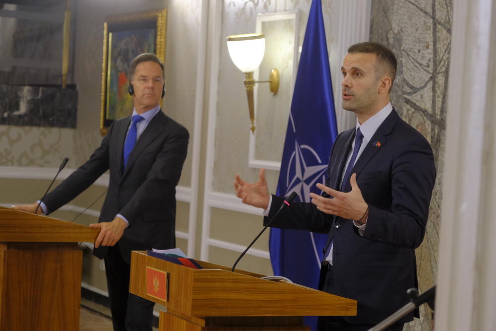 <p>&ldquo;Ukazaćemo na svaku zlonamjernu aktivnost na teritoriji NATO i suprotstaviti joj se&rdquo;, poručio je generalni sekretar NATO-a Mark Rute na konferenciji za medije nakon sastanka sa premijerom Milojkom Spajićem</p>  <p>Spajić je kazao da su kapaciteti crnogorske vojske značajno osnaženi u prethodnim godinama. Istakao je da je povjerenje u vojsku na istorijskom maksimunu od 78 odsto, što je pokazao Eurobarometar</p>