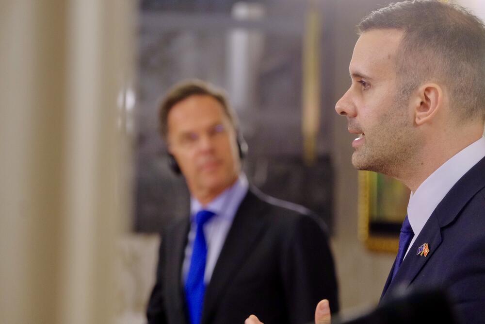 <p>&ldquo;Ukazaćemo na svaku zlonamjernu aktivnost na teritoriji NATO i suprotstaviti joj se&rdquo;, poručio je generalni sekretar NATO-a Mark Rute na konferenciji za medije nakon sastanka sa premijerom Milojkom Spajićem</p>  <p>Spajić je kazao da su kapaciteti crnogorske vojske značajno osnaženi u prethodnim godinama. Istakao je da je povjerenje u vojsku na istorijskom maksimunu od 78 odsto, što je pokazao Eurobarometar</p>