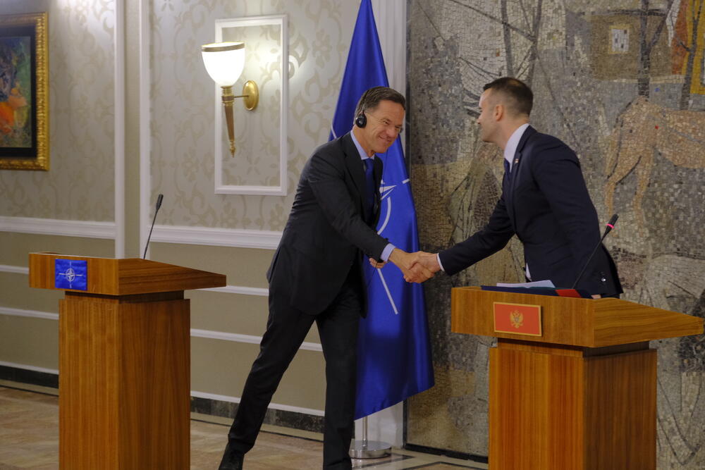 <p>&ldquo;Ukazaćemo na svaku zlonamjernu aktivnost na teritoriji NATO i suprotstaviti joj se&rdquo;, poručio je generalni sekretar NATO-a Mark Rute na konferenciji za medije nakon sastanka sa premijerom Milojkom Spajićem</p>  <p>Spajić je kazao da su kapaciteti crnogorske vojske značajno osnaženi u prethodnim godinama. Istakao je da je povjerenje u vojsku na istorijskom maksimunu od 78 odsto, što je pokazao Eurobarometar</p>