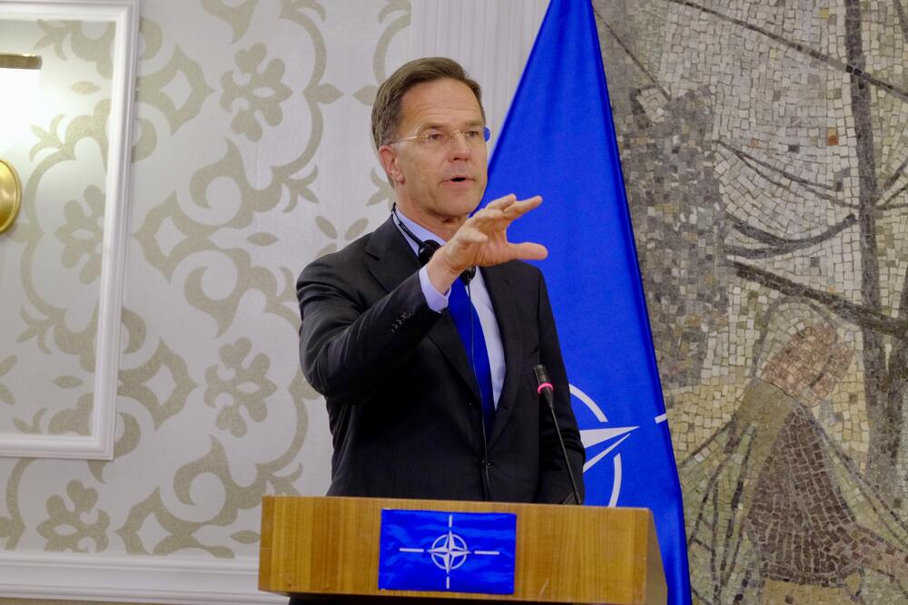 <p>&ldquo;Ukazaćemo na svaku zlonamjernu aktivnost na teritoriji NATO i suprotstaviti joj se&rdquo;, poručio je generalni sekretar NATO-a Mark Rute na konferenciji za medije nakon sastanka sa premijerom Milojkom Spajićem</p>  <p>Spajić je kazao da su kapaciteti crnogorske vojske značajno osnaženi u prethodnim godinama. Istakao je da je povjerenje u vojsku na istorijskom maksimunu od 78 odsto, što je pokazao Eurobarometar</p>