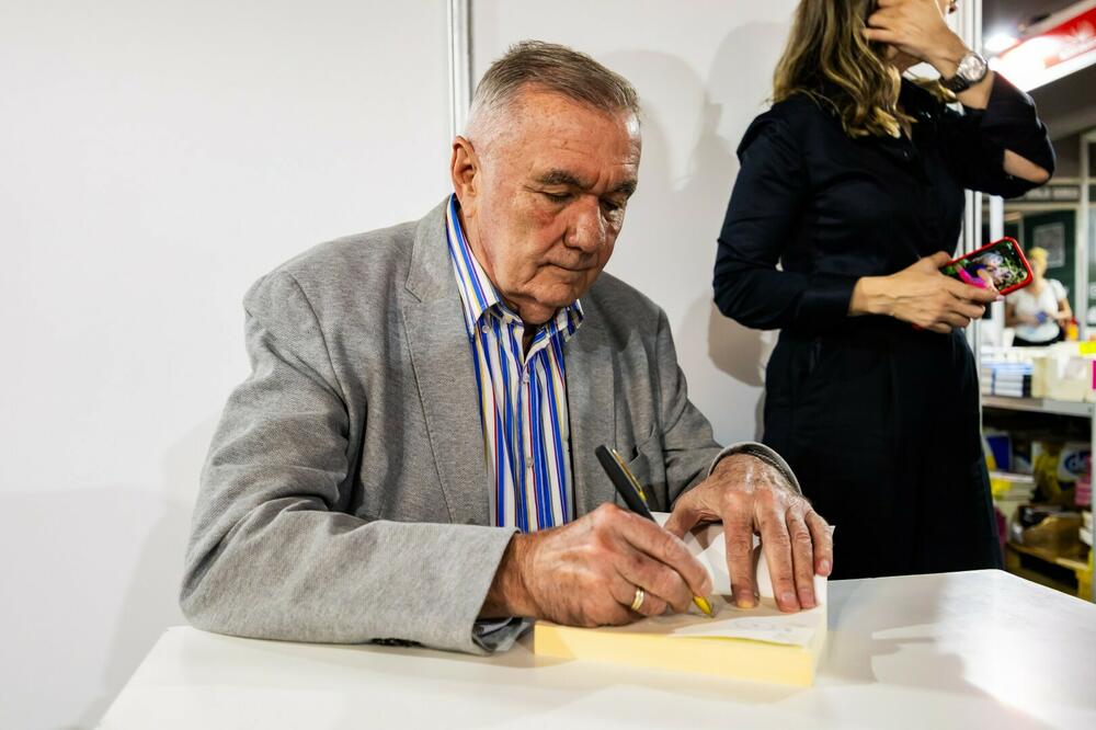 Kovačević potpisuje knjige, Foto: Media biro