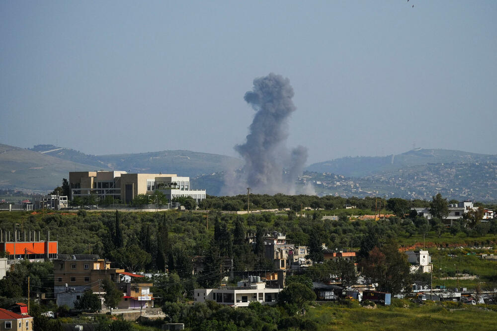 Dim se diže nakon izraelskog napada u Kfar Tebnitu u Libanu, Foto: Reuters