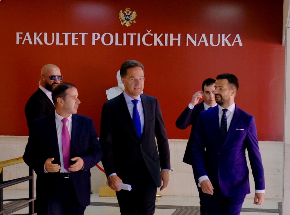 <p>"Jedna stvar koju možda sada u Crnoj Gori radimo bolje u odnosu na veoma ružne devedesete godine u bivšoj Jugoslaviji jeste to što želimo da budemo uzor, svjetionik stabilnosti, nade i prosperiteta za region. I iskreno vjerujem da je upravo to uloga Crne Gore", istakao je Milatović na predavanju koje je na Fakultetu političkih nauka (FPN) u Podgorici održao sa generalnim sekretarom NATO-a Markom Ruteom</p>