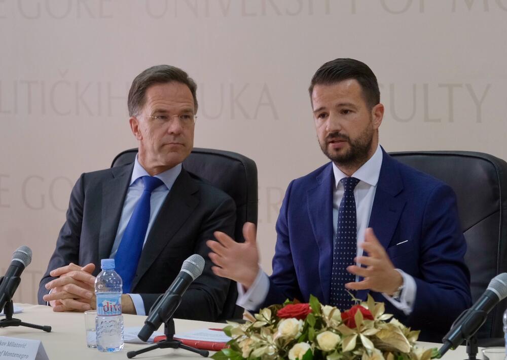 <p>"Jedna stvar koju možda sada u Crnoj Gori radimo bolje u odnosu na veoma ružne devedesete godine u bivšoj Jugoslaviji jeste to što želimo da budemo uzor, svjetionik stabilnosti, nade i prosperiteta za region. I iskreno vjerujem da je upravo to uloga Crne Gore", istakao je Milatović na predavanju koje je na Fakultetu političkih nauka (FPN) u Podgorici održao sa generalnim sekretarom NATO-a Markom Ruteom</p>
