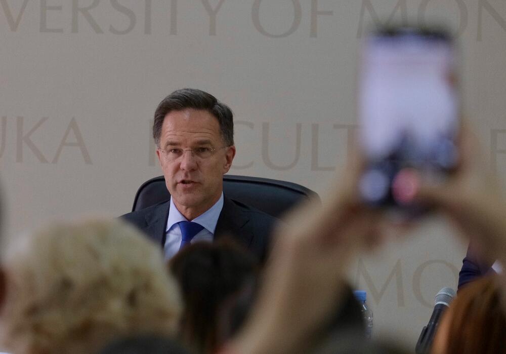 <p>"Jedna stvar koju možda sada u Crnoj Gori radimo bolje u odnosu na veoma ružne devedesete godine u bivšoj Jugoslaviji jeste to što želimo da budemo uzor, svjetionik stabilnosti, nade i prosperiteta za region. I iskreno vjerujem da je upravo to uloga Crne Gore", istakao je Milatović na predavanju koje je na Fakultetu političkih nauka (FPN) u Podgorici održao sa generalnim sekretarom NATO-a Markom Ruteom</p>