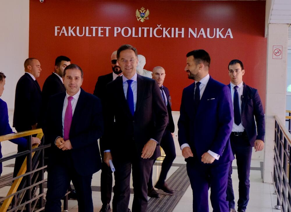 <p>"Jedna stvar koju možda sada u Crnoj Gori radimo bolje u odnosu na veoma ružne devedesete godine u bivšoj Jugoslaviji jeste to što želimo da budemo uzor, svjetionik stabilnosti, nade i prosperiteta za region. I iskreno vjerujem da je upravo to uloga Crne Gore", istakao je Milatović na predavanju koje je na Fakultetu političkih nauka (FPN) u Podgorici održao sa generalnim sekretarom NATO-a Markom Ruteom</p>