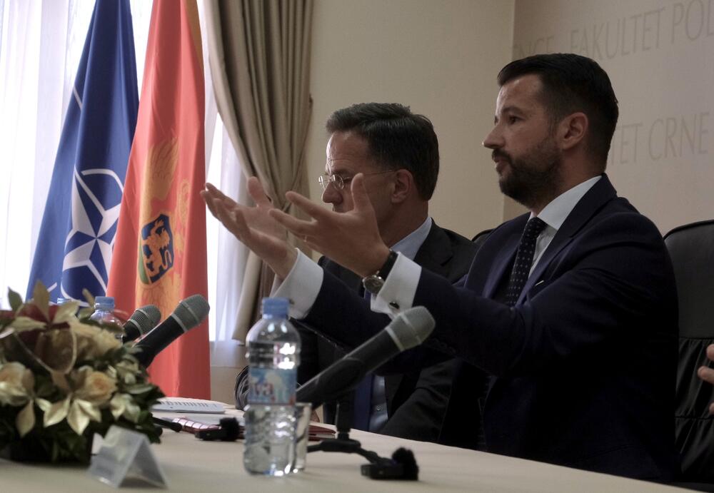 <p>"Jedna stvar koju možda sada u Crnoj Gori radimo bolje u odnosu na veoma ružne devedesete godine u bivšoj Jugoslaviji jeste to što želimo da budemo uzor, svjetionik stabilnosti, nade i prosperiteta za region. I iskreno vjerujem da je upravo to uloga Crne Gore", istakao je Milatović na predavanju koje je na Fakultetu političkih nauka (FPN) u Podgorici održao sa generalnim sekretarom NATO-a Markom Ruteom</p>