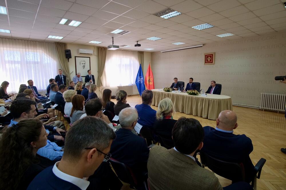 <p>"Jedna stvar koju možda sada u Crnoj Gori radimo bolje u odnosu na veoma ružne devedesete godine u bivšoj Jugoslaviji jeste to što želimo da budemo uzor, svjetionik stabilnosti, nade i prosperiteta za region. I iskreno vjerujem da je upravo to uloga Crne Gore", istakao je Milatović na predavanju koje je na Fakultetu političkih nauka (FPN) u Podgorici održao sa generalnim sekretarom NATO-a Markom Ruteom</p>