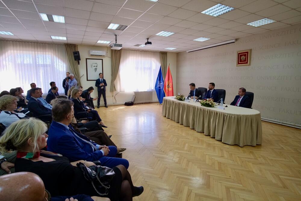 <p>"Jedna stvar koju možda sada u Crnoj Gori radimo bolje u odnosu na veoma ružne devedesete godine u bivšoj Jugoslaviji jeste to što želimo da budemo uzor, svjetionik stabilnosti, nade i prosperiteta za region. I iskreno vjerujem da je upravo to uloga Crne Gore", istakao je Milatović na predavanju koje je na Fakultetu političkih nauka (FPN) u Podgorici održao sa generalnim sekretarom NATO-a Markom Ruteom</p>