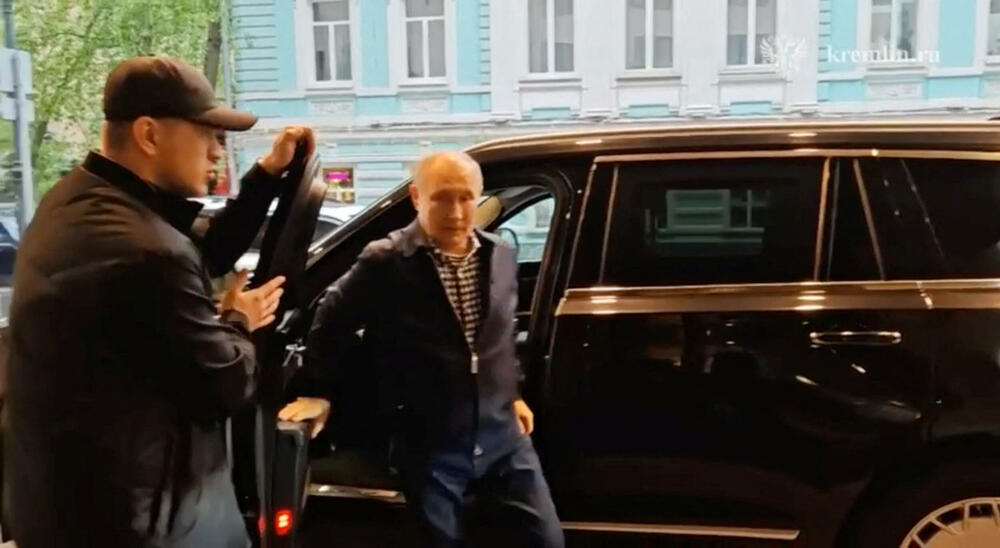 Putin izlazi iz auta