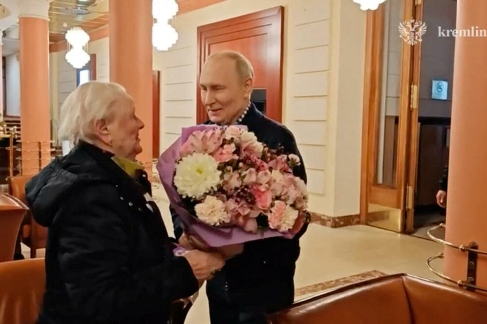 Putin daje cvijeće Veri Gurevič, Foto: Reuters