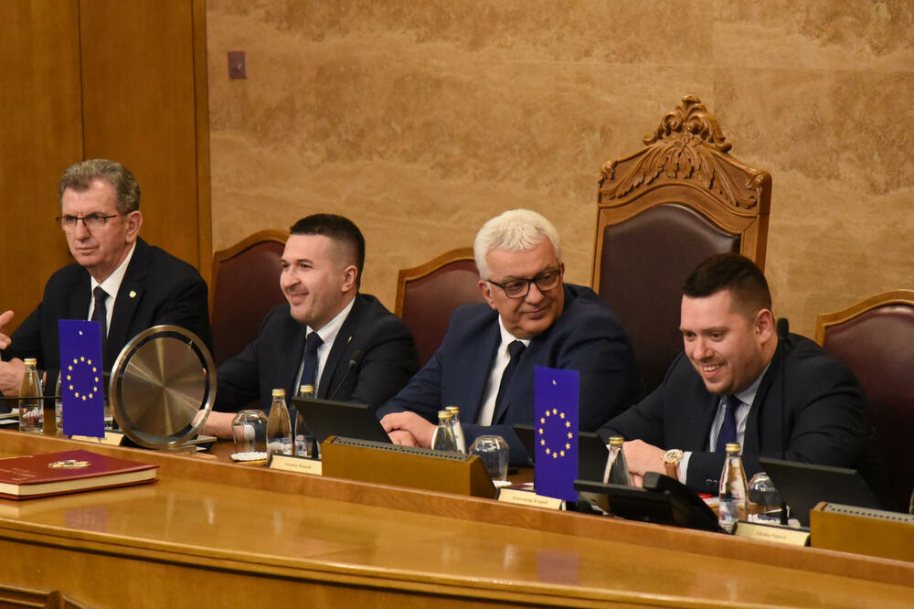 Ne navodi se iznos preusmjerenih sredstava: s jedne od sjednica parlamenta (ilustracija), Foto: Luka Zekovic