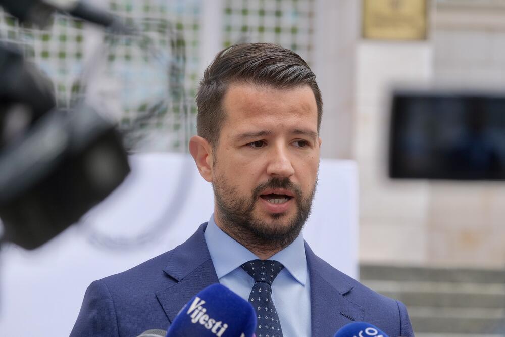 <p>"Izložba predstavlja dio programa aktivnosti predsjednika Crne Gore posvećenog obilježavanju dvije decenije od obnove nezavisnosti i podsjećanju na najvažnije trenutke savremene crnogorske istorije", saopšteno je iz kabineta predsjednika Crne Gore Jakova Milatovića</p>