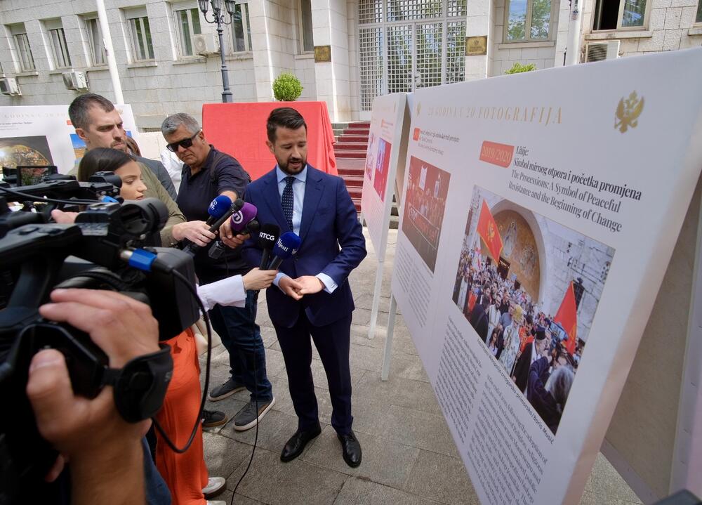 <p>"Izložba predstavlja dio programa aktivnosti predsjednika Crne Gore posvećenog obilježavanju dvije decenije od obnove nezavisnosti i podsjećanju na najvažnije trenutke savremene crnogorske istorije", saopšteno je iz kabineta predsjednika Crne Gore Jakova Milatovića</p>