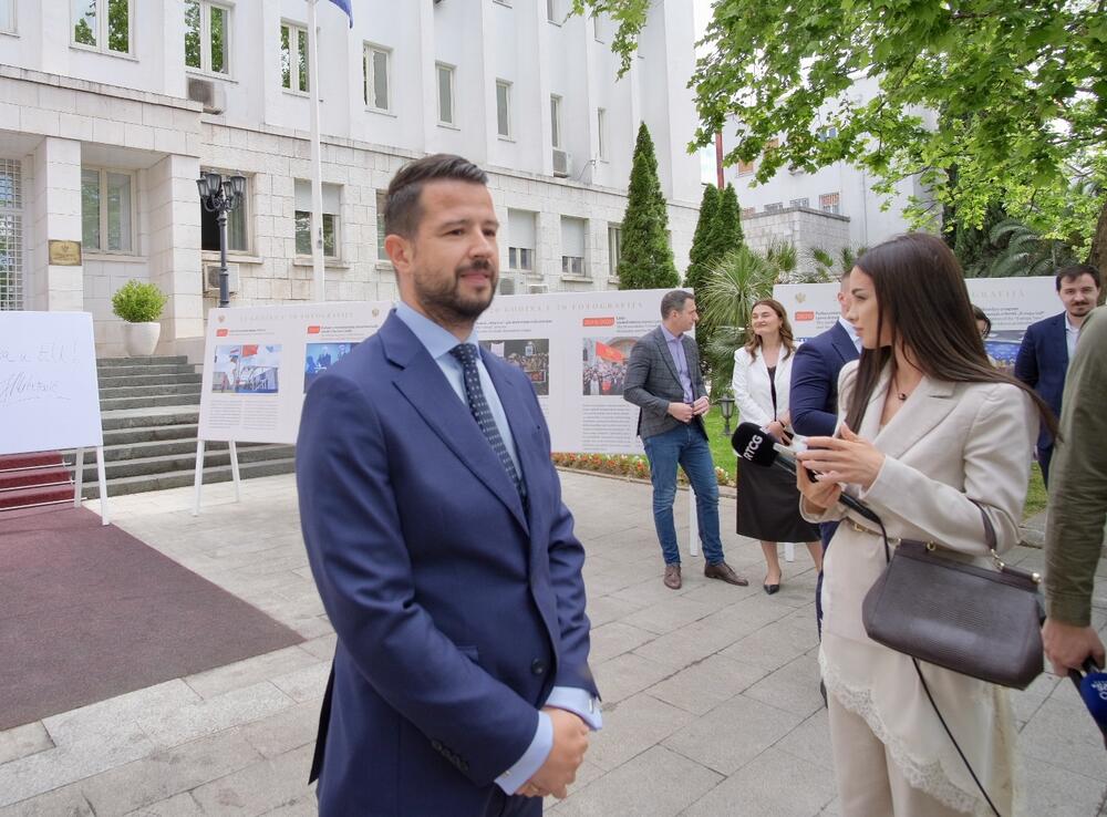 <p>"Izložba predstavlja dio programa aktivnosti predsjednika Crne Gore posvećenog obilježavanju dvije decenije od obnove nezavisnosti i podsjećanju na najvažnije trenutke savremene crnogorske istorije", saopšteno je iz kabineta predsjednika Crne Gore Jakova Milatovića</p>