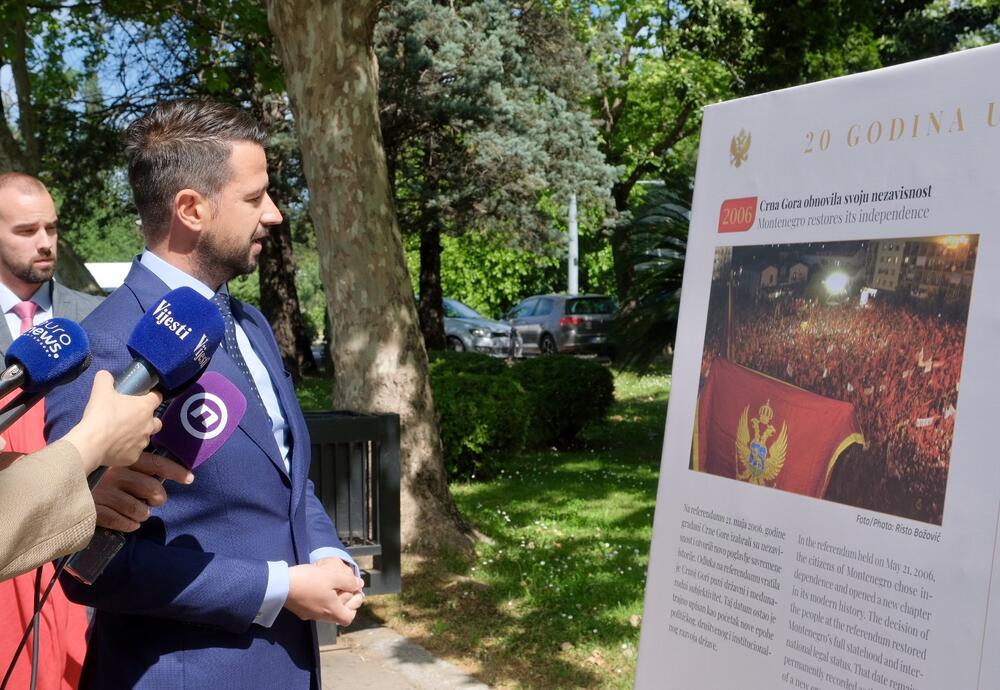 <p>"Izložba predstavlja dio programa aktivnosti predsjednika Crne Gore posvećenog obilježavanju dvije decenije od obnove nezavisnosti i podsjećanju na najvažnije trenutke savremene crnogorske istorije", saopšteno je iz kabineta predsjednika Crne Gore Jakova Milatovića</p>